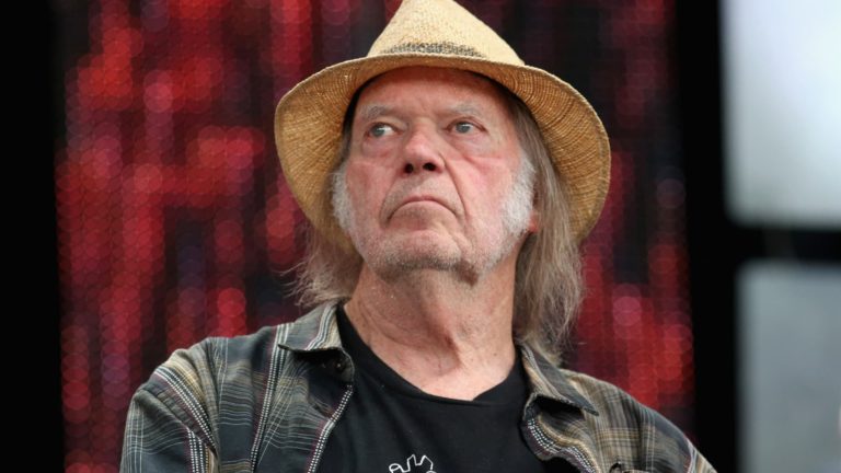 Neil Young oznamuje návrat na Spotify po dezinformačných sporoch