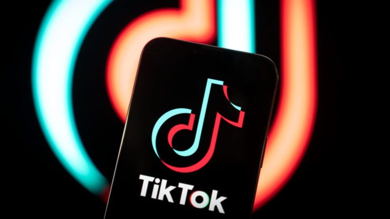 Pred voľbami kandidáti diskutujú o tom, či TikTok zakázať alebo ho použiť