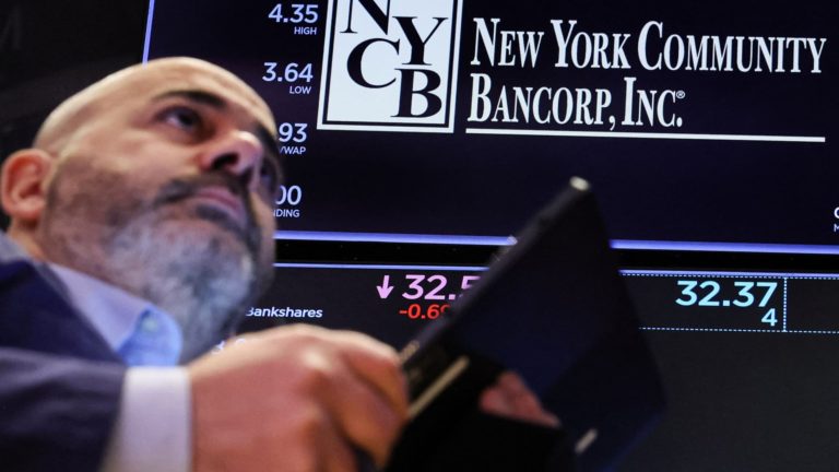 Akcie NYCB vzrástli o 30 % po tom, čo problémová regionálna banka oznámila navýšenie kapitálu o 1 miliardu USD