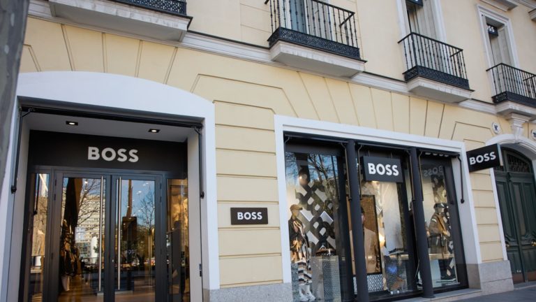 Hugo Boss klesol o 18 % kvôli pesimistickému výhľadu predaja v najhoršom dni od roku 2016