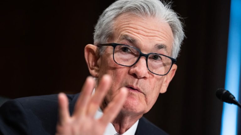 Powell hovorí, že Fed „nie je ďaleko“ od bodu znižovania úrokových sadzieb