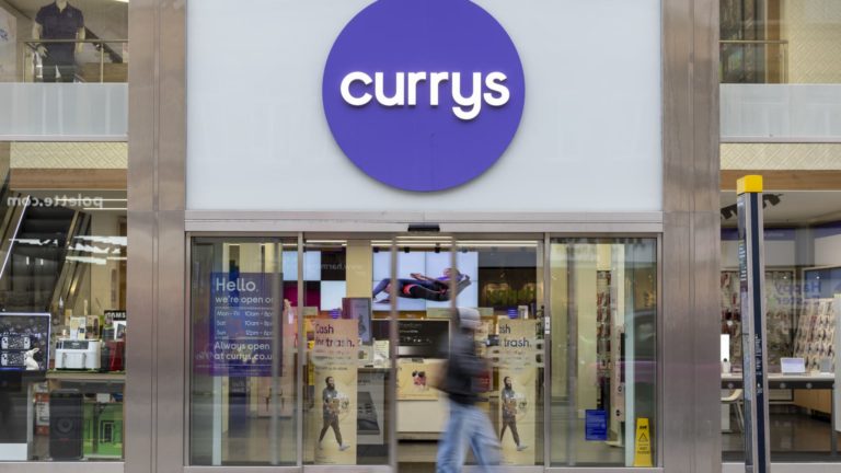 Britský maloobchodný predajca Currys klesá o 5 %, pretože čínsky JD.com sa vzďaľuje závodom o prevzatie