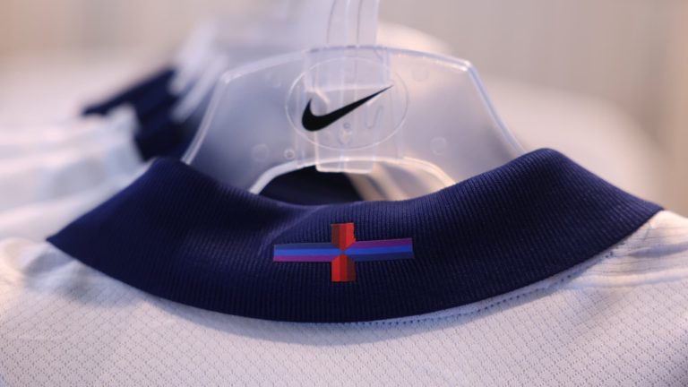 Nike by si nemal pohrávať s anglickou vlajkou, hovorí britský premiér o novom futbalovom drese