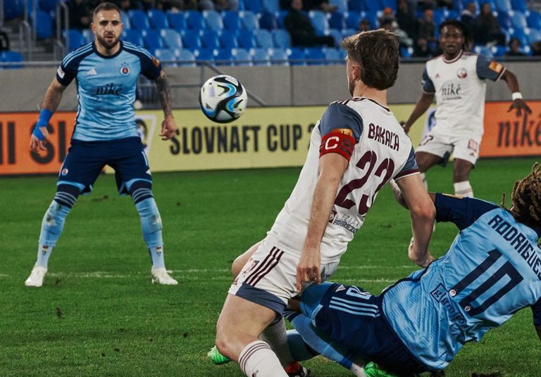 Futbalisti Podbrezovej šokujúco vyradili Slovan zo Slovnaft Cupu.  Zaslúžene sme postúpili, vraví tréner Skuhravý (video)