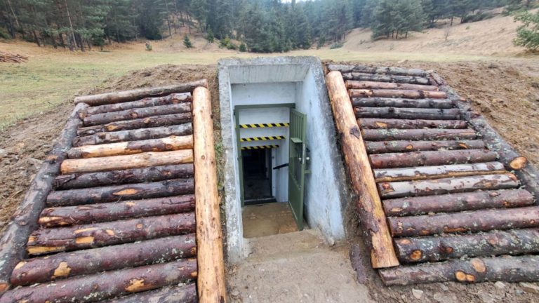 Vojenský bunker v Spišskej Novej Vsi láka desiatky turistov, vznikla v ňom aj mini expozícia (video+foto)