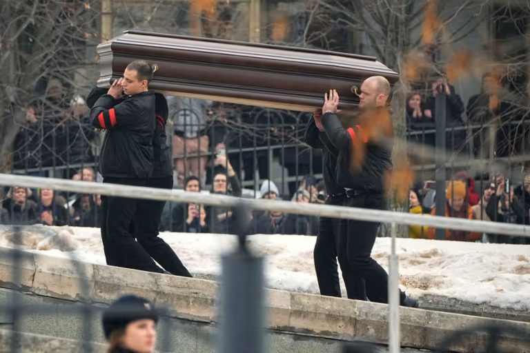 Stovky ľudí prišli na pohreb Navaľného, medzi nimi aj zahraniční diplomati (foto)