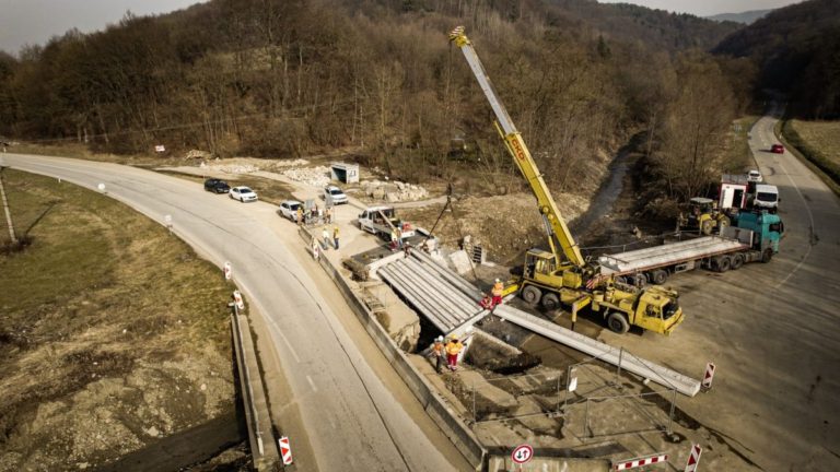 Motoristi prechádzajúci cez Poprad by mali zvýšiť opatrnosť, na moste sa začala ďalšia etapa prác (foto)