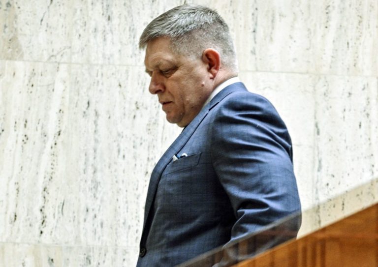 Premiér Robert Fico má niekoľko otázok na Ústavný súd (naživo)