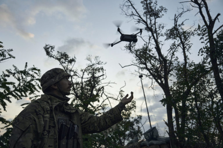 Útok dronmi zredukoval ruskú kapacitu rafinácie ropy, opravy budú pre sankcie trvať dlhšie ako v minulosti