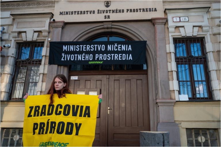 Greenpeace Slovensko protestovalo pred ministerstvom životného prostredia, na priečelie budovy vyvesili transparent