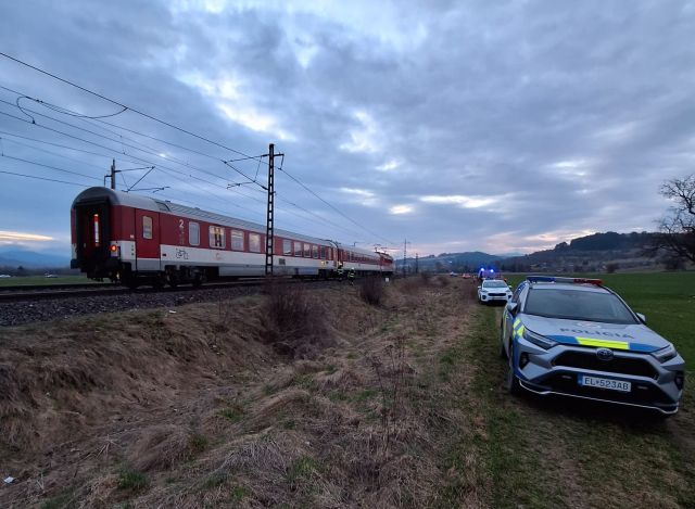 Pri Liptovskom Mikuláši sa stala tragédia, žena s dieťaťom v náručí sa postavila pred vlak (foto)