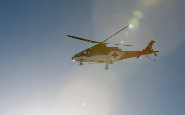 Kolabujúcemu skialpinistovi sa podarilo dostať na Zbojnícku chatu, na pomoc mu letel záchranársky vrtuľník