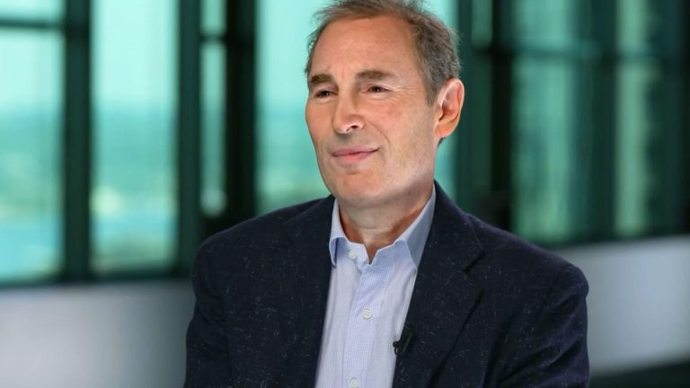 Generálny riaditeľ Amazonu Andy Jassy hovorí, že sa zaviazal znižovať náklady pri investovaní do AI v liste akcionárov