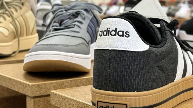 Akcie Adidas rastú po zvýšení zisku v prvom štvrťroku, zlepšený výhľad