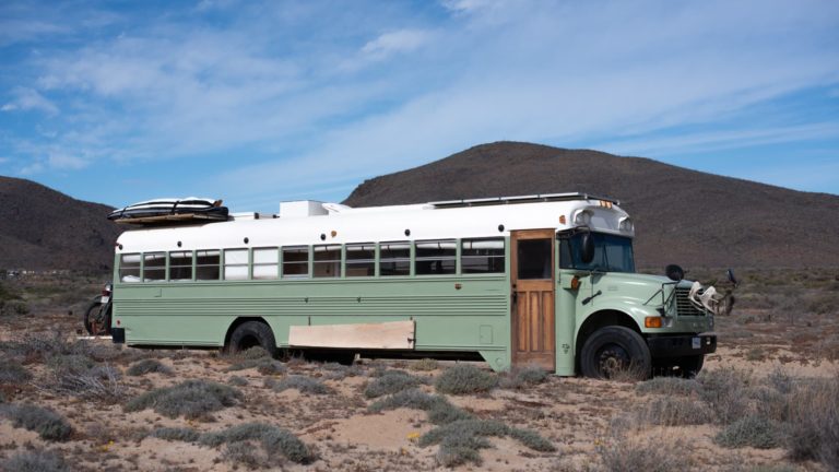Pár minul 30 000 dolárov, aby zmenil školský autobus na malý dom