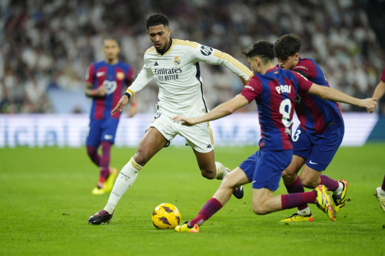 Jude Bellingham opäť rozlúskol slávne El Clásico, Realu Madrid už nič nestojí v ceste za španielskym titulom (video)