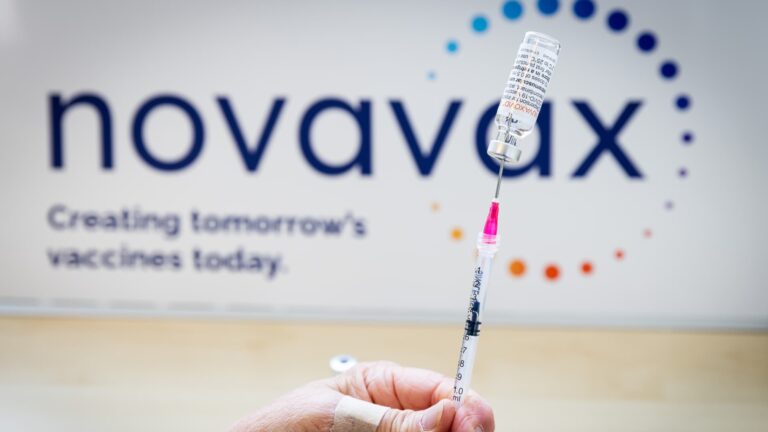 Novavax a Sanofi komercializujú vakcínu Covid a vyvinú kombinované injekcie