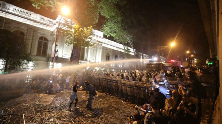 polícia zasiahla proti protestom v Gruzínsku