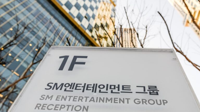 Najlepšie akcie K-popu klesajú po správach, že Hybe môže predať podiel v SM