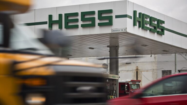 Akcionári spoločnosti Hess schválili dohodu so spoločnosťou Chevron v hodnote 53 miliárd dolárov uprostred sporu Exxon