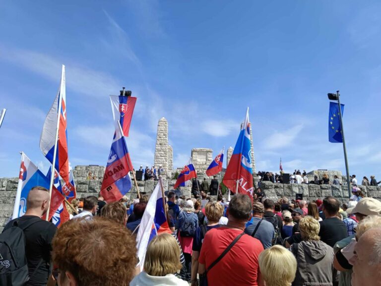 Fico a Pellegrini zdôraznili vzor M. R. Štefánika pre dnešnú dobu, časť publika ich vypískala (video+foto)