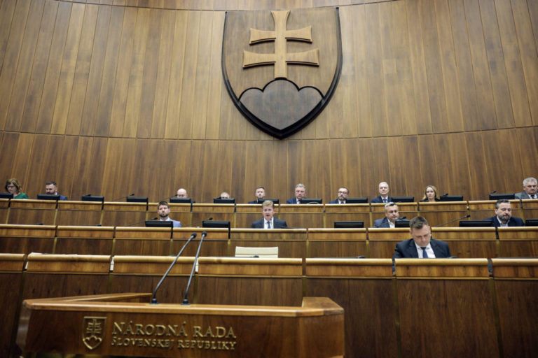 Poslanci parlamentu začali štvrtkový rokovací deň 12. schôdze rozpravou o eliminácii medveďa hnedého (naživo)