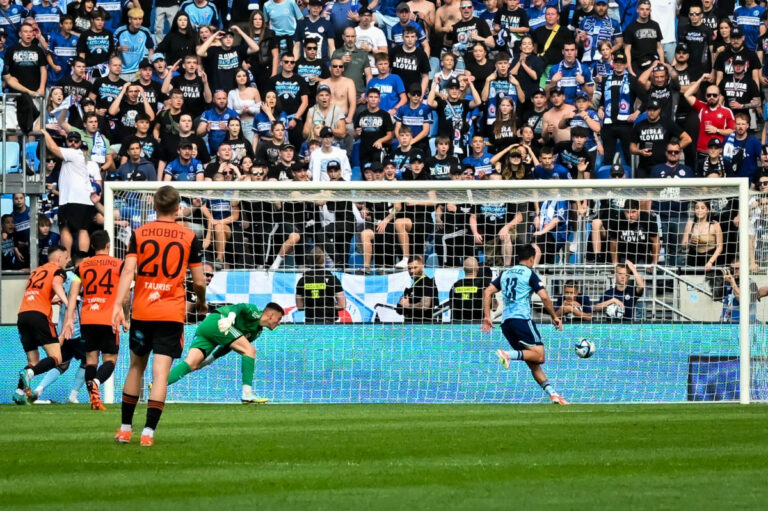 Slovan získal Strelca na trvalý prestup do roku 2028, rozlúčil sa však s brankárom Bojranom a ďalšími hráčmi (foto)