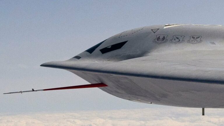 Americké letectvo odhalilo na nových fotografiách stealth bombardér B-21 podobný UFO