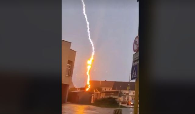 V centre mesta Šaštín-Stráže udrel blesk do mája, behom sekundy zhorel do tla (video)