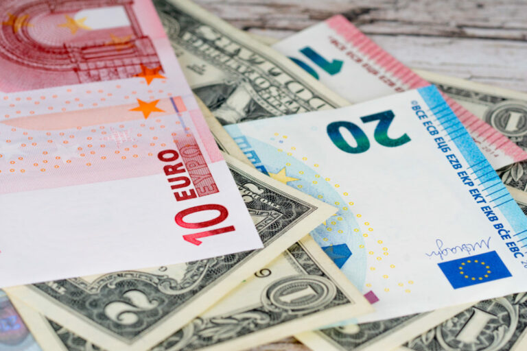 Kurz eura voči doláru sa nezmenil, americká mena však posilnila oproti jenu