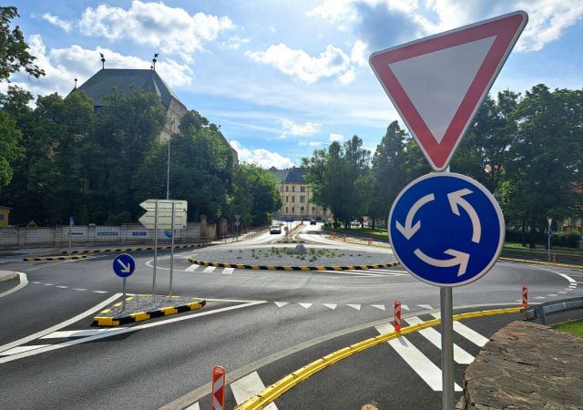 Problémovú križovatku v Levoči prestavali na okružnú, projekt za 234-tisíc eur bol dokončený za rekordne krátku dobu (video)