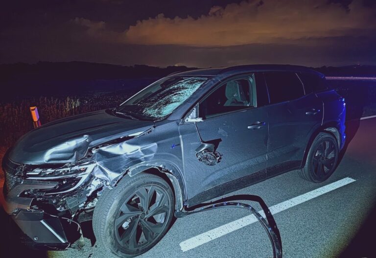 Vodička pri predbiehaní vozidla narazila do chodca na ľavej krajnici, utrpel zranenia nezlučiteľné so životom (foto)