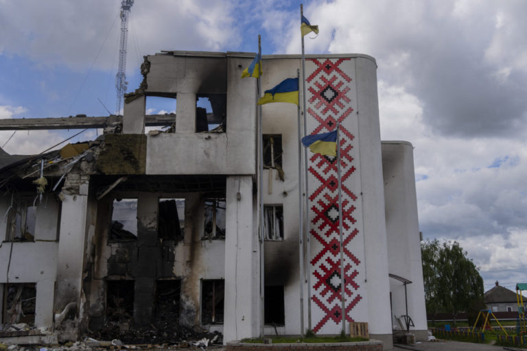 Rusi zaútočili riadenými bombami na ukrajinské mesto Derhači, šesť detí skončilo v nemocnici