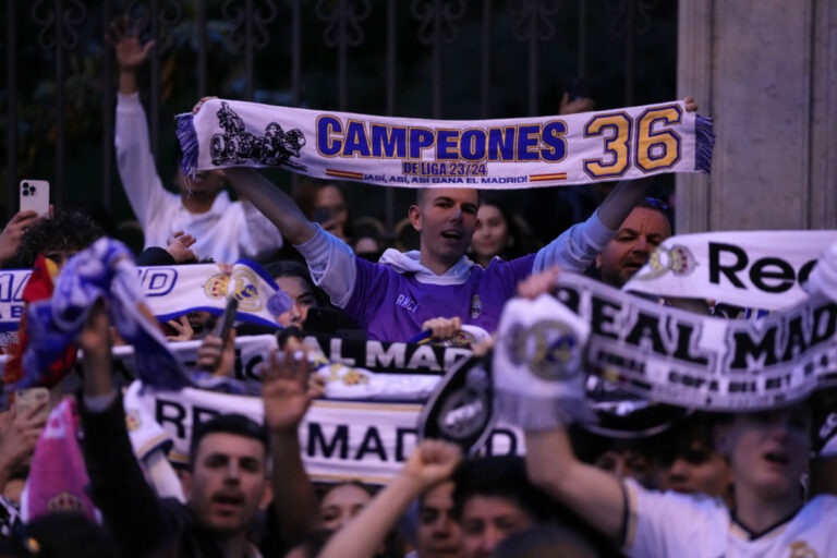 Real Madrid sa raduje zo svojho 36. titulu v La Lige, k definitíve mu pomohla prehra Barcelony v Girone