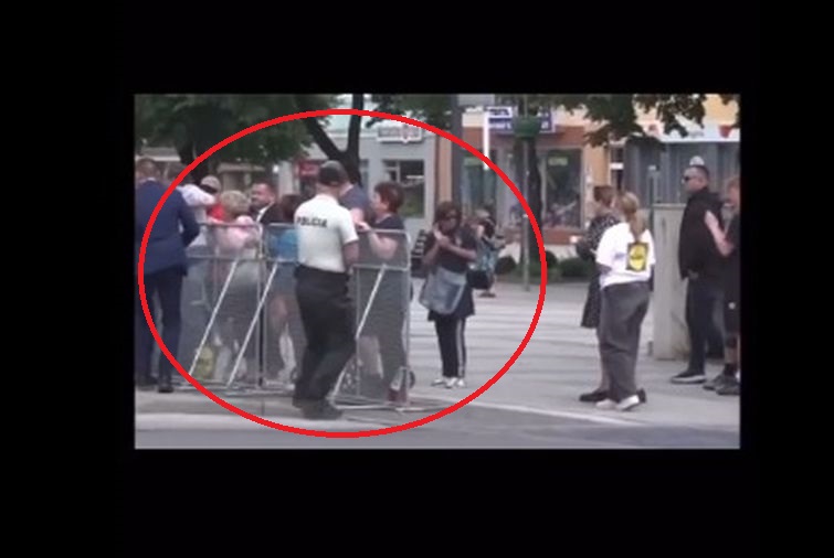 Ochranka po streľbe na Fica podľa experta zmätkovala a na videu sa zdá, že jeden z policajtov z miesta „uteká“