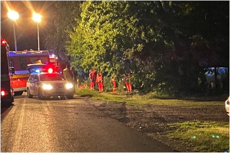 Tragickú nehodu v okrese Galanta neprežili traja mladí ľudia, 20-ročný vodič z nezistených príčin narazil do stromu (foto)