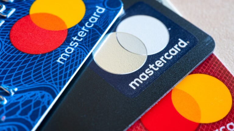 Mastercard do roku 2030 v Európe postupne ukončí používanie kariet pre elektronický obchod