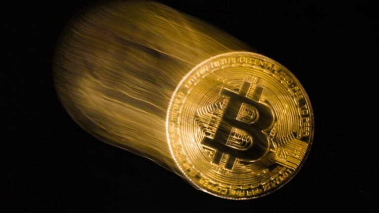 Bitcoin sa na začiatku týždňa prepadne späť na 60 000 dolárov