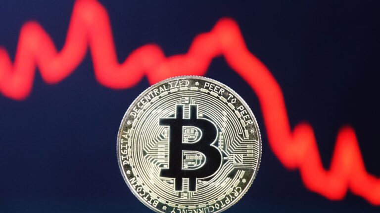 Bitcoin sa prvýkrát za viac ako mesiac vrátil pod 65 000 dolárov