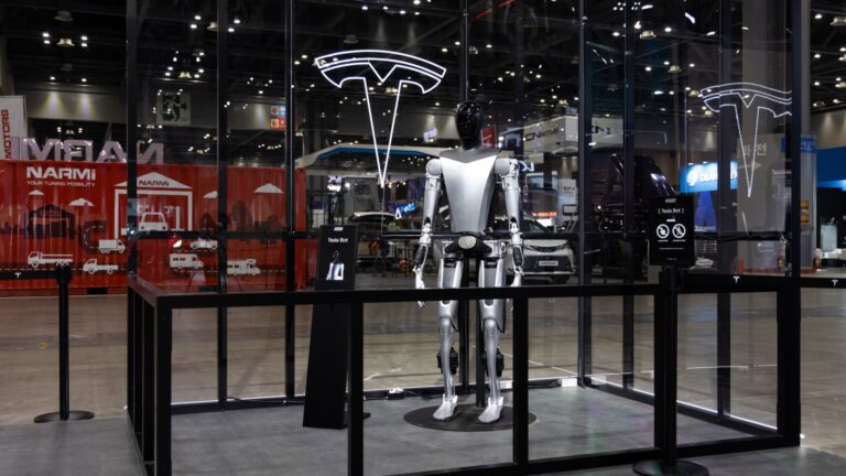 Elon Musk hovorí, že roboty Optimus by mohli zarobiť spoločnosti Tesla 25 biliónov dolárov