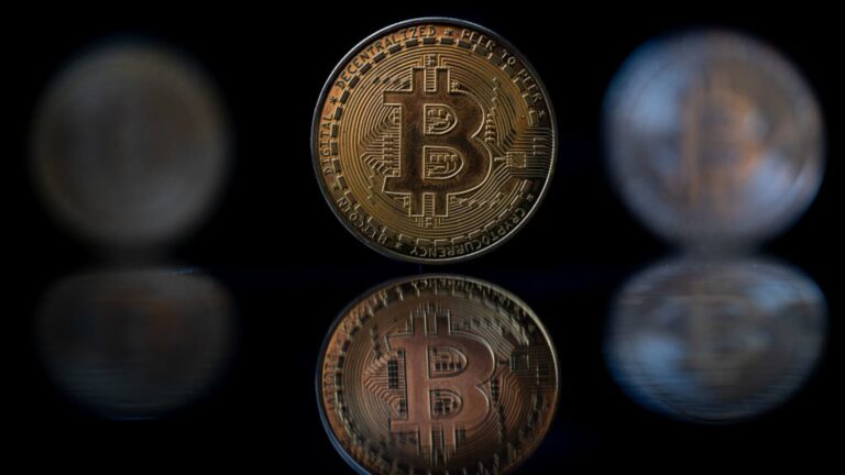 Poradcovia, ktorí sú „opatrní“ pred bitcoinovými ETF, sú na pomalej ceste prijímania, hovorí výkonný riaditeľ BlackRock