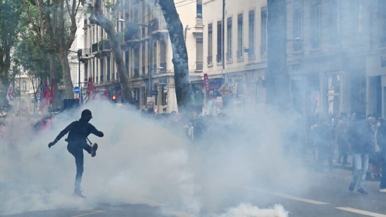 Protesty RN prispievajú k Macronovmu politickému hazardu