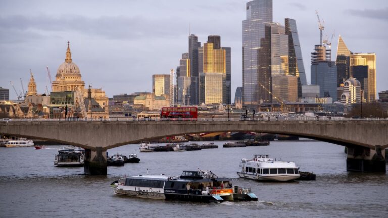 Bank of England sa rozhodla ponechať sadzby napriek tomu, že inflácia dosiahla cieľ