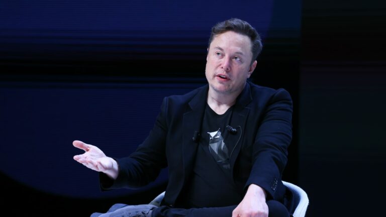 Elon Musk zmierňuje komentáre „go f— yourself“ adresované inzerentom