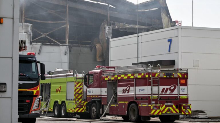 Požiar továrne v Južnej Kórei zabil 22 ľudí po spaľovaní lítiových batérií