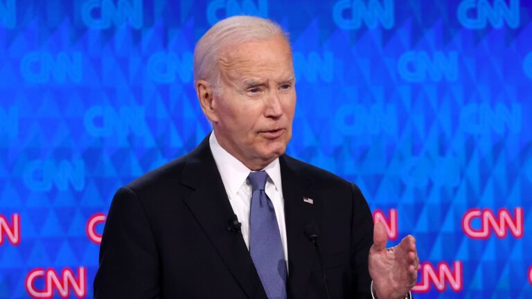 Biden, demokratickí fundraiseri znejú v diskusii na poplach