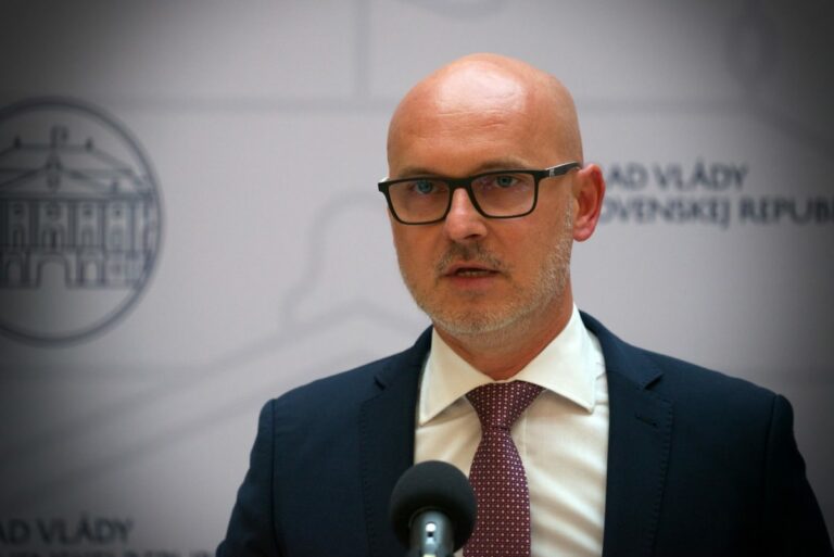 Predseda SaS Gröhling apeluje na Ficovu vládu, aby vyplatila financie mestám a obciam (video)