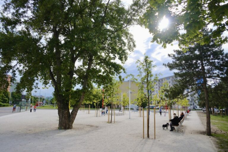 V bratislavskej Vrakuni pribudol nový park na Kazanskej, priestor bude slúžiť na stretnutia, posedenie i hranie