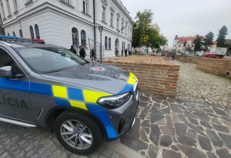 Slovenské súdy znova prehľadáva polícia, na linku 112 oznámil anonym bombový útok
