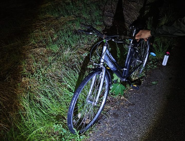 Cyklista zišiel v nočných hodinách z trasy a narazil do stromu, na následky zranení zomrel (foto)